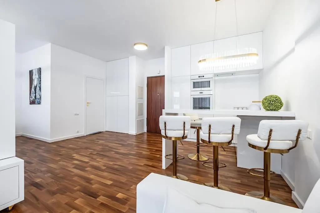 Luxury Princessa Apartment & Garage & Cable Tv Channels Warsaw