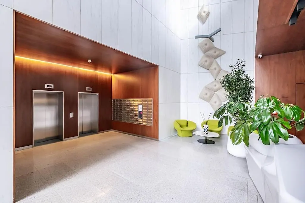 Luxury Princessa Apartment & Garage & Cable Tv Channels Warsaw Poland