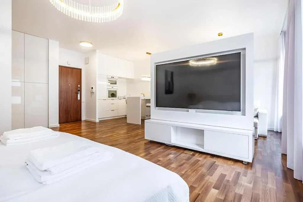 Luxury Princessa Apartment & Garage & Cable Tv Channels Warsaw Poland
