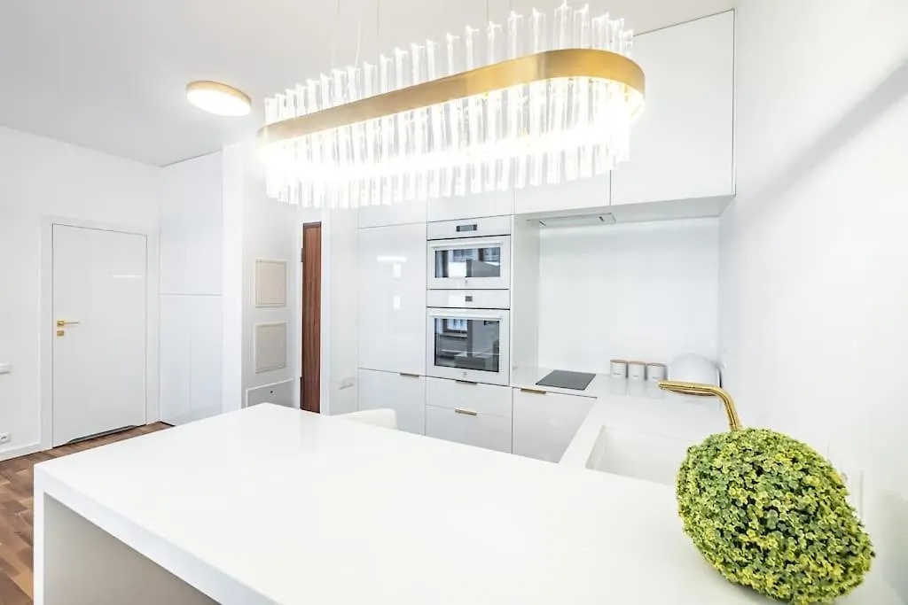 Luxury Princessa Apartment & Garage & Cable Tv Channels Warsaw