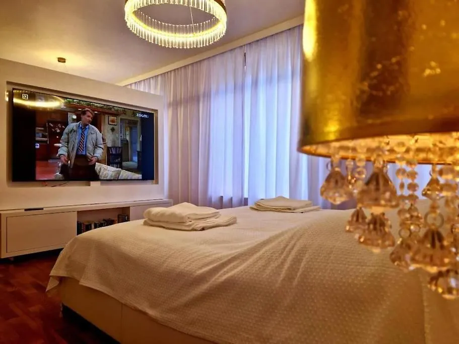 Luxury Princessa Apartment & Garage & Cable Tv Channels Warsaw Poland