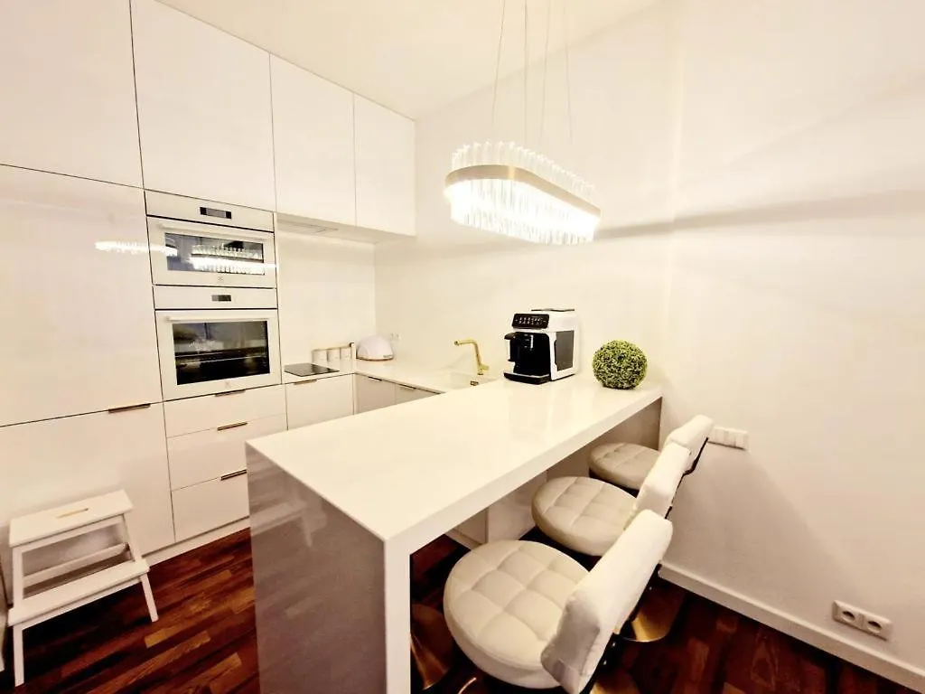 Luxury Princessa Apartment & Garage & Cable Tv Channels Warsaw